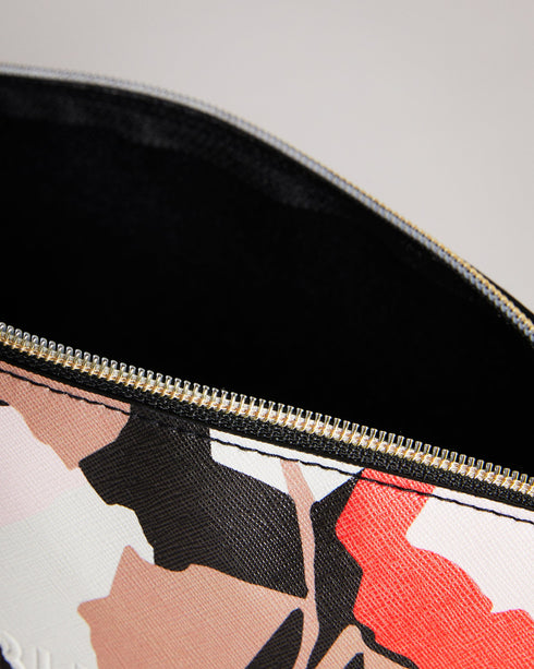 <P><Span Style="Text-Decoration: Underline;">Retro Flood Saffiano Deboss Washbag</Span></P>
<P>‚Ä𬮬´‚Ä𬮬´‚Ä𬮬´It‚Äπ¬...